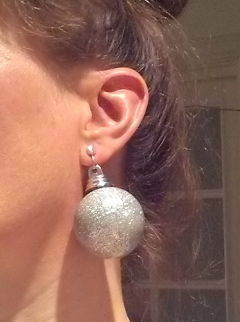 ear hangs xmas small